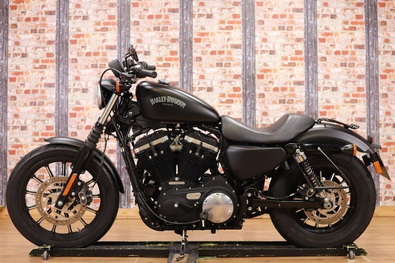 **DEPOSIT TAKEN** 2015 HARLEY XL 883 N SPORTSTER IRON - 4,004 MILES - 1 OWNER