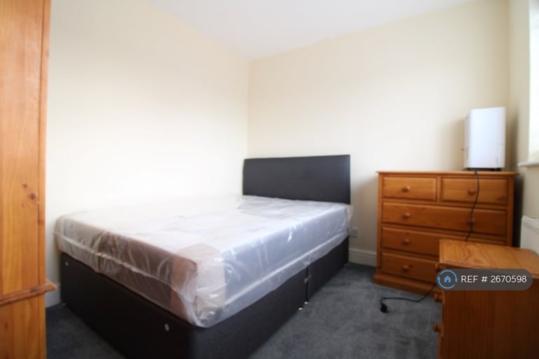 3 bedroom flat in Kellino Street, London, SW17 (3 bed) (#2670598)