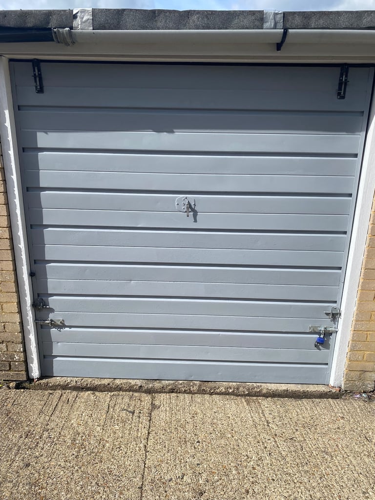 Garage in block for rent - Off Lower Elmstone Drive (Tilehurst) 