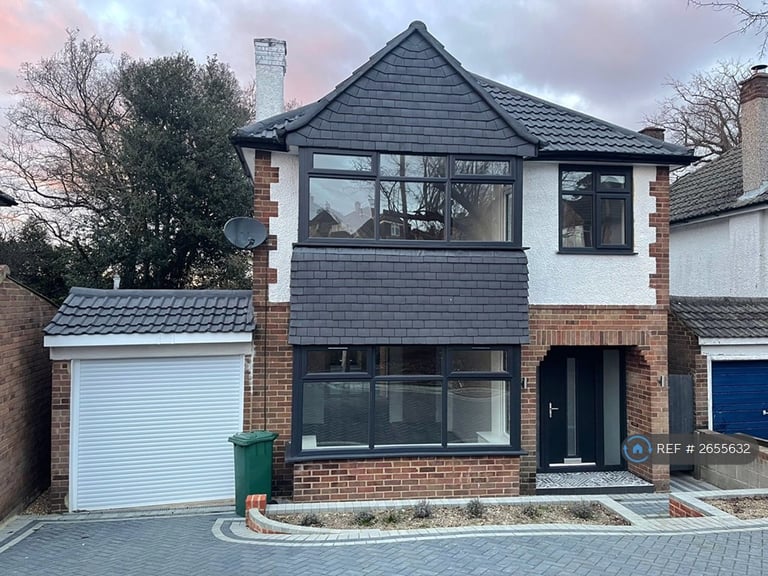 3 bedroom house in Oakwood Close, Redhill, RH1 (3 bed) (#2655632)