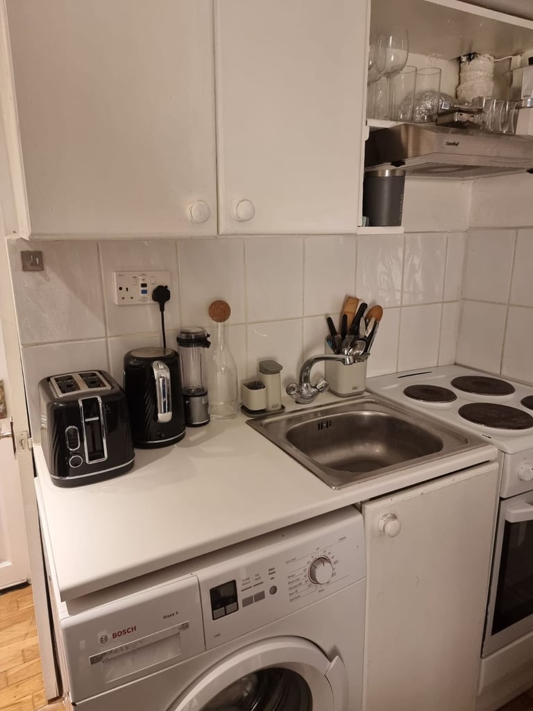 DSS FULHAM 1ST FL SELF CON STUDIO FLAT 10 MIN WALK TUBE &RIVER SHORT BUS RIDE TO CLAPHAM JUNCTION 