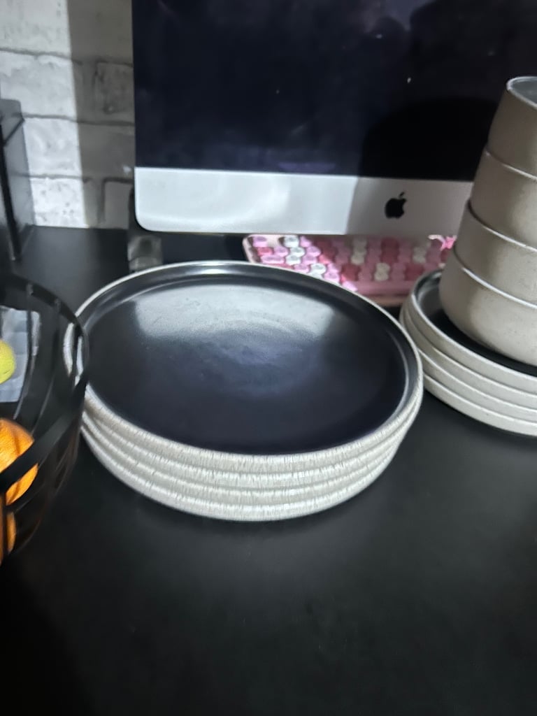 Beige/black plate set 