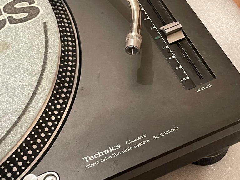 Technics SL 1210 MK2 Direct Drive Turntable 