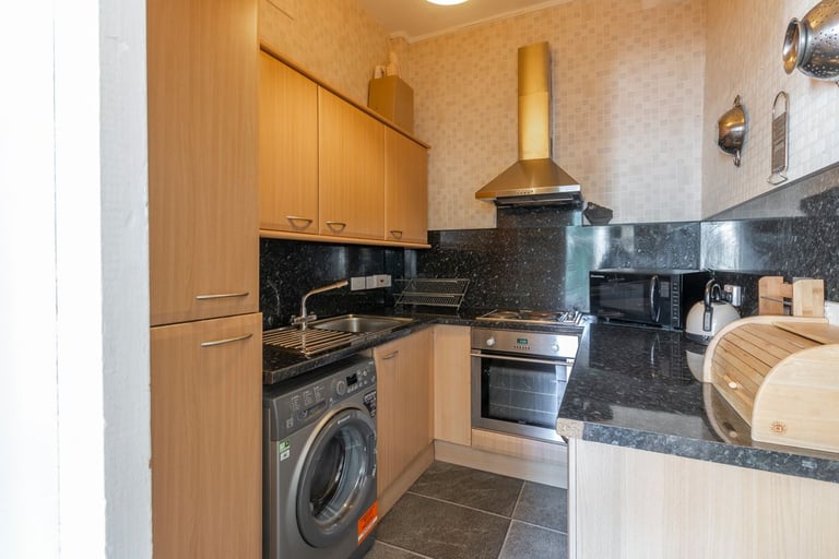 Fantastic, 2 bedroom, 2nd floor flat near the Meadows – available November