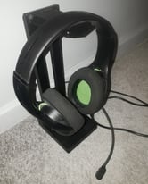 Wireless headset and charging stand 