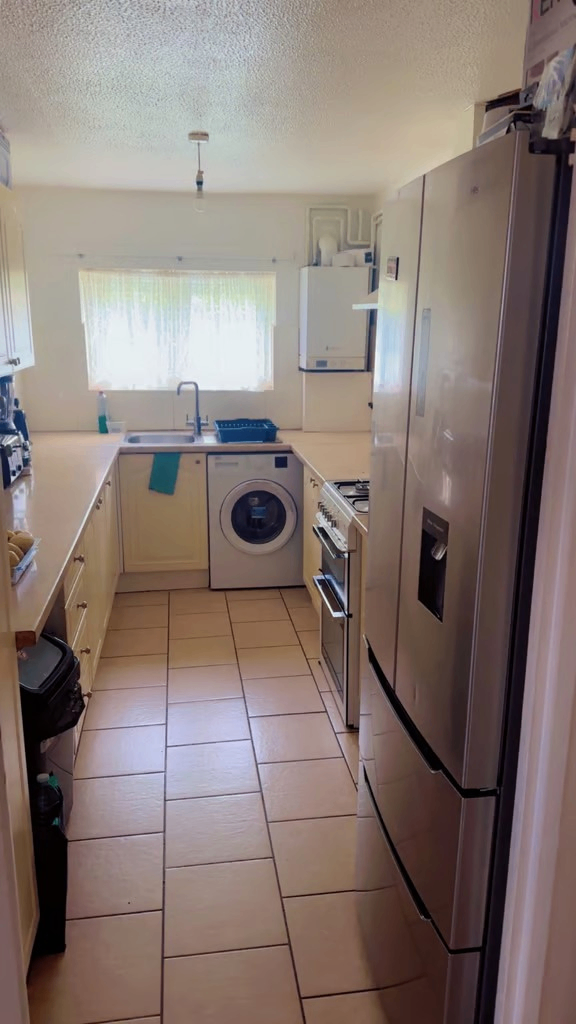 Spacious and Cosy Double Room for Rent in - RH11 6AL