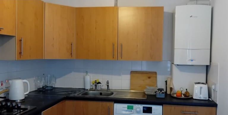 Double room very spacious in beautiful new build flat near Haymarket station to let. Any term