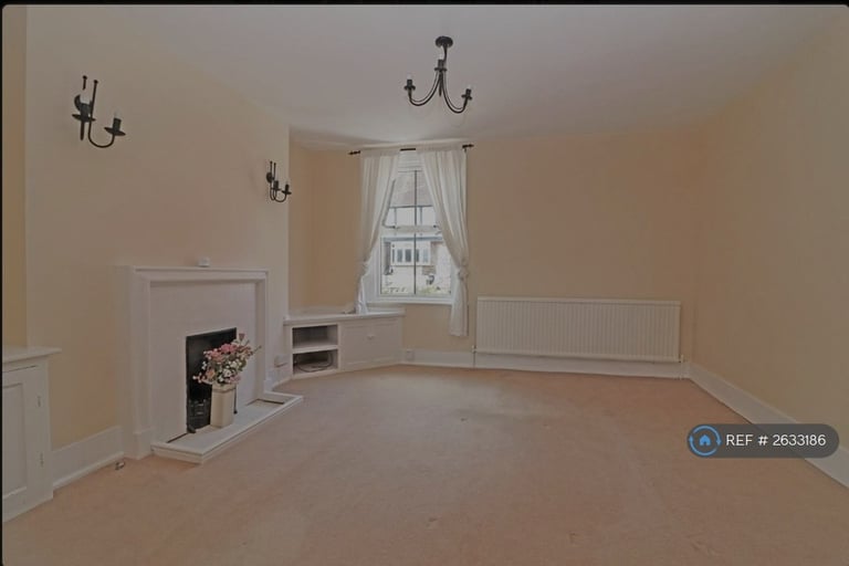 2 bedroom flat in Garlands Road, Redhill, RH1 (2 bed) (#2633186)