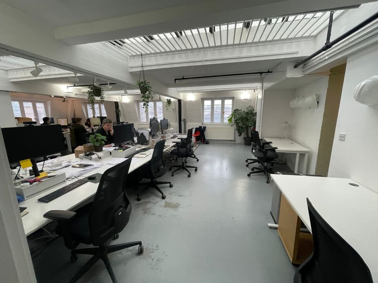Desirable Top Floor Office Studio Premises available near Tower Bridge SE1