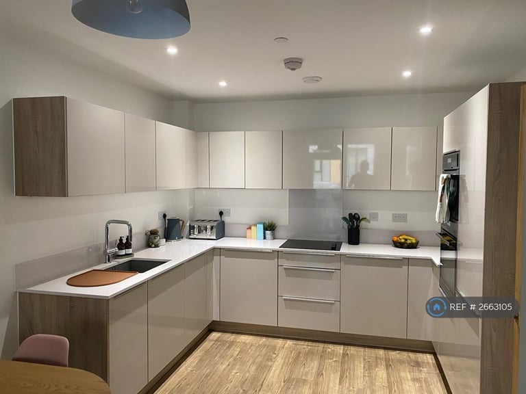 2 bedroom flat in Loop Court, London, SE10 (2 bed) (#2663105)