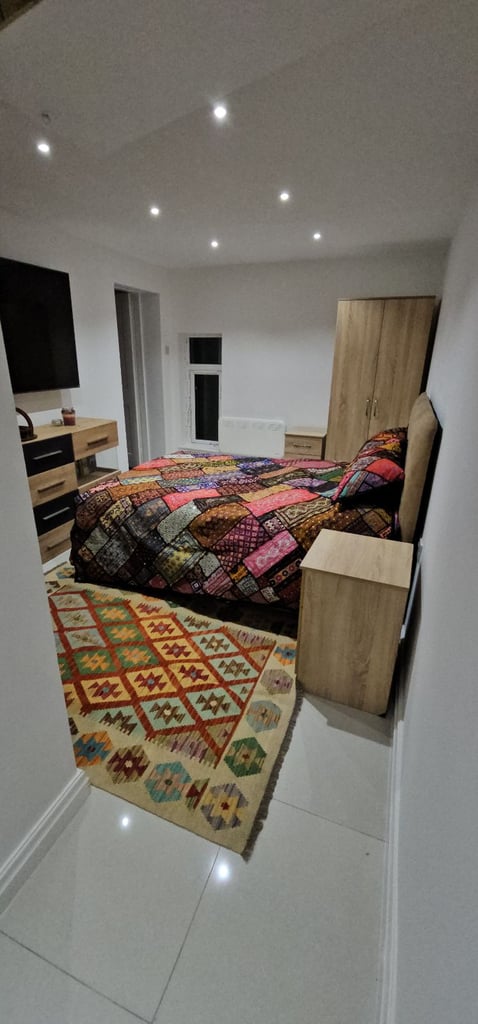 Private double room with en-suite to rent in Salford