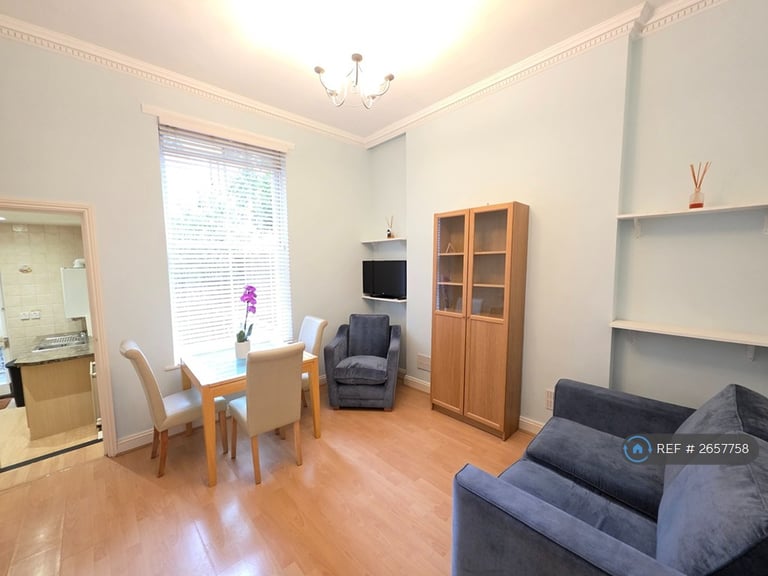 2 bedroom flat in Cambridge Gardens, London, W10 (2 bed) (#2657758)