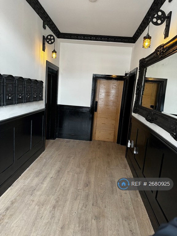 1 bedroom flat in Tudor House, Brighouse, HD6 (1 bed) (#2680925)