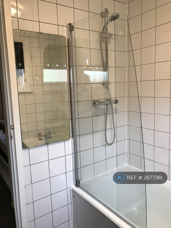 5 bedroom house in Park Barn Drive, Guildford, GU2 (5 bed) (#2677361)