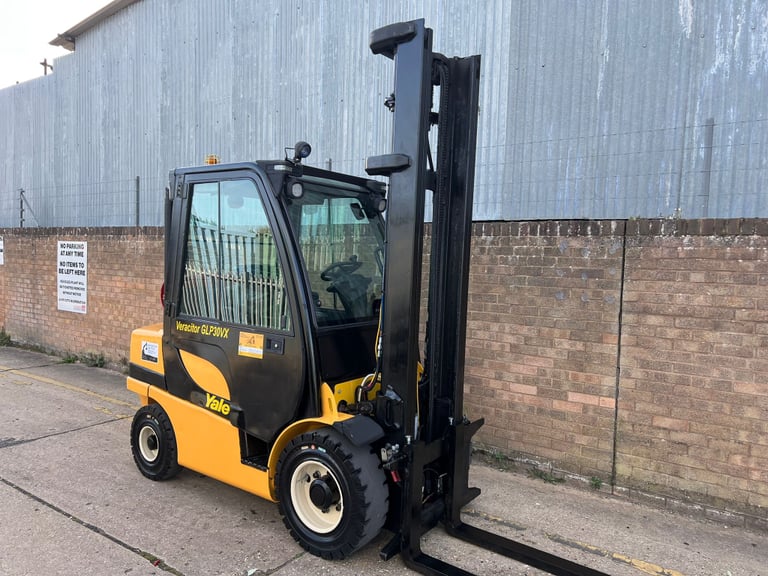 2012 Yale 3t gas forklift, clear view mast, full cab 