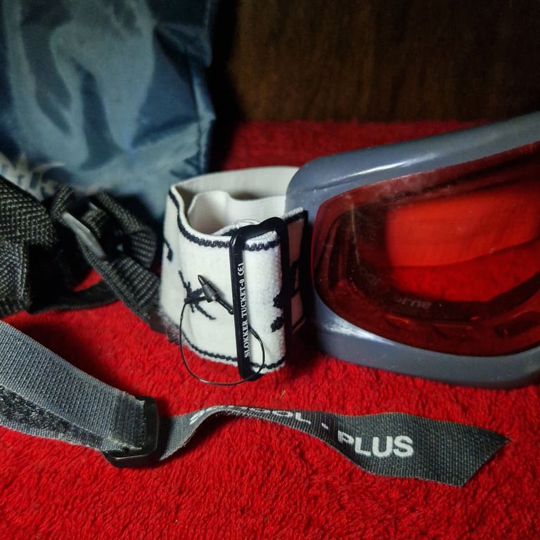Slokker School Plus Ski Snowboard Goggles – Red Lens – With Bag & Strap