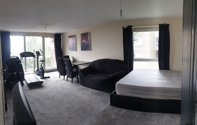 Massive room, all bills included, private kitchen and balcony included in price