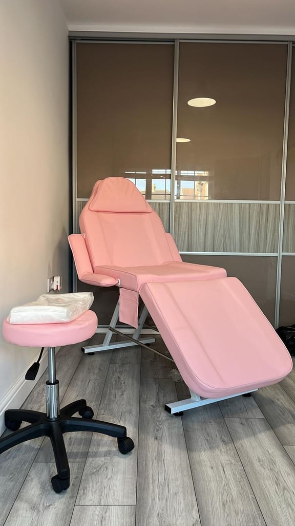 Pink beauty massage bed in perfect condition with stool