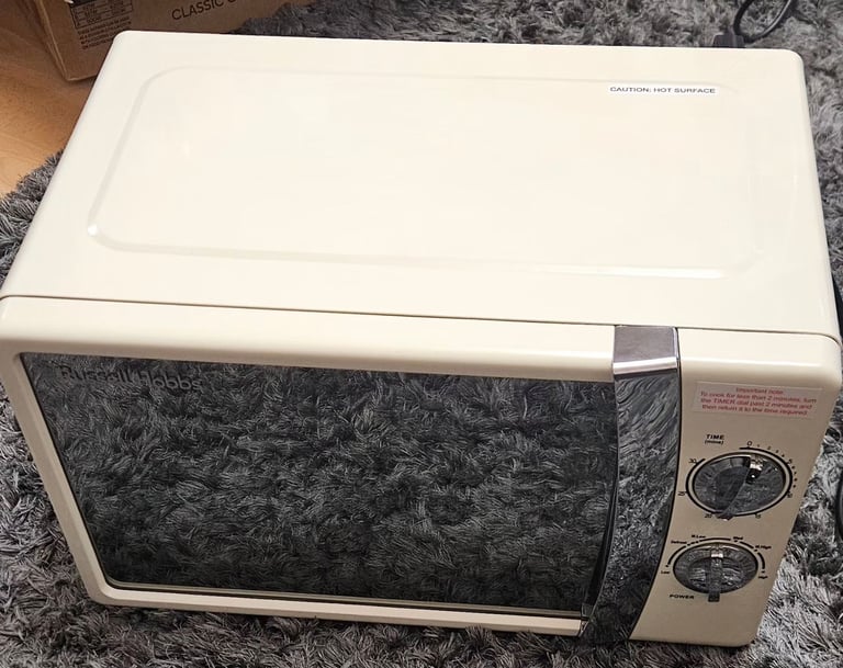 Russell Hobbs RHMM701C 17L 700w Cream Solo Manual Microwave with 5 Power Levels, Ringer & Timer,