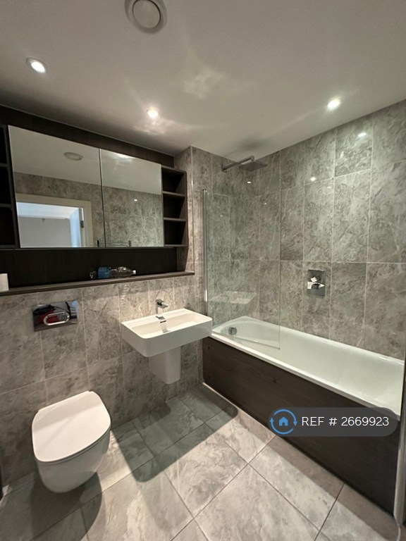 2 bedroom flat in Elizabeth Tower At Crown Street, Manchester, M15 (2 bed) (#2669923)