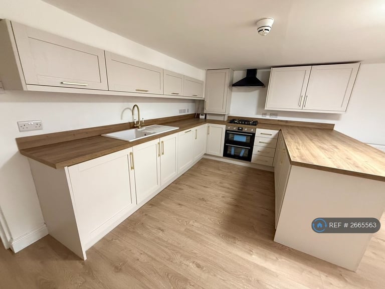 3 bedroom flat in Burton Road, Manchester, M20 (3 bed) (#2665563)