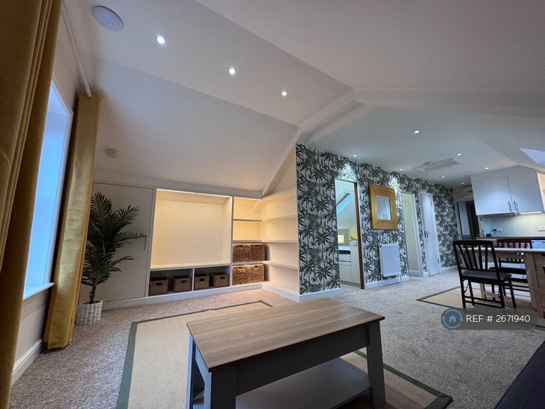 1 bedroom flat in Spencer Hill, Wimbledon, SW19 (1 bed) (#2671940)