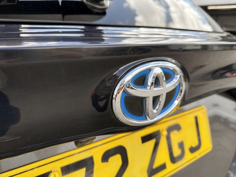  Toyota Yaris VVT-h Design Hatchback HYBRID Automatic
