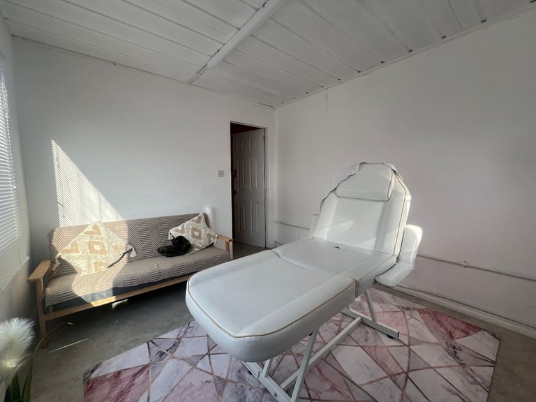 Beauty Studio  - Nails , Hair, Lashes, Massages Spaces to Rent East London 