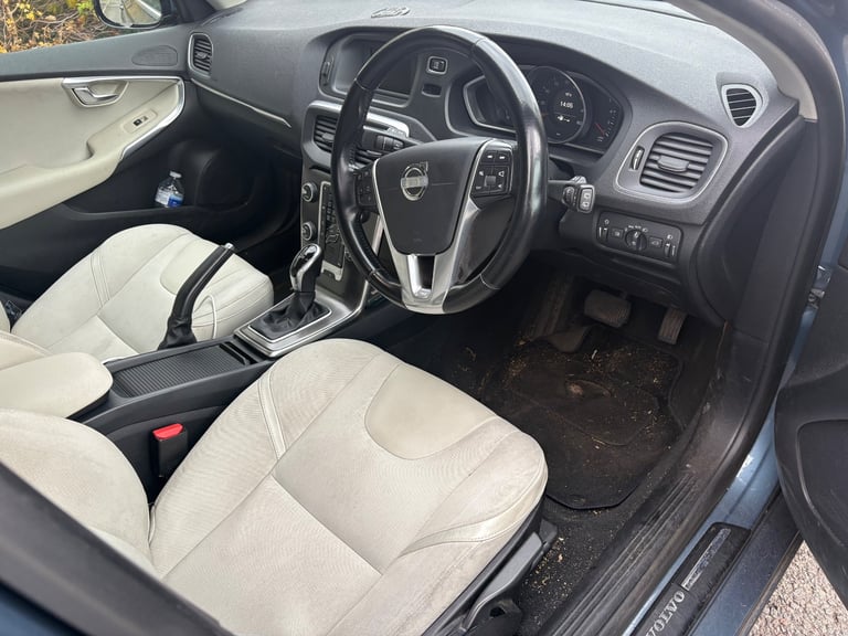 2013 63 plate new shape Volvo v40 se 1.6 d2 Automatic 5 door hatchback blue £2750