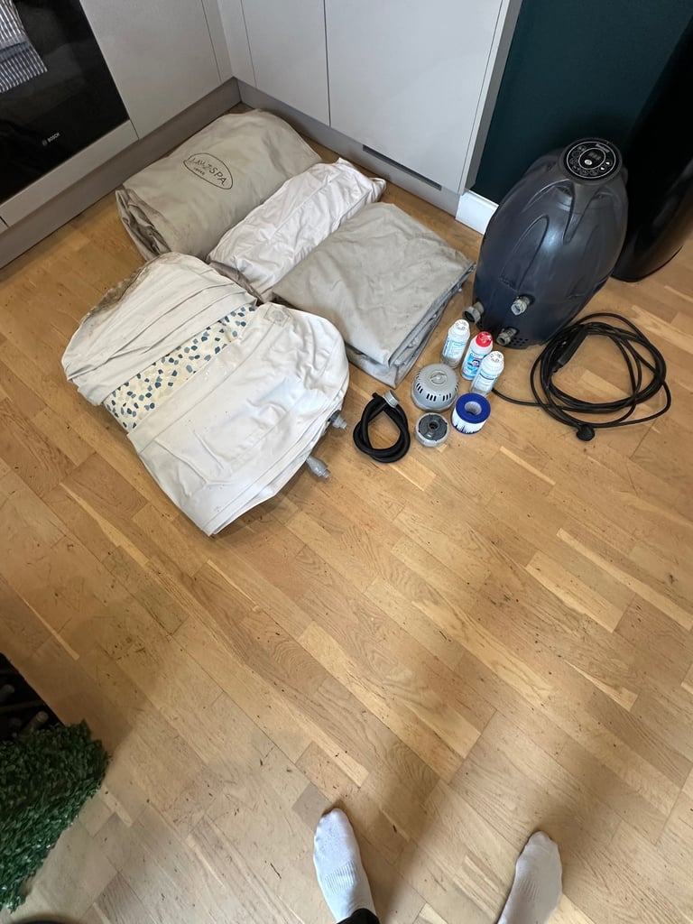 LayZspa vegas 4-6 man hot tub spa jacuzzi with accessories all included  