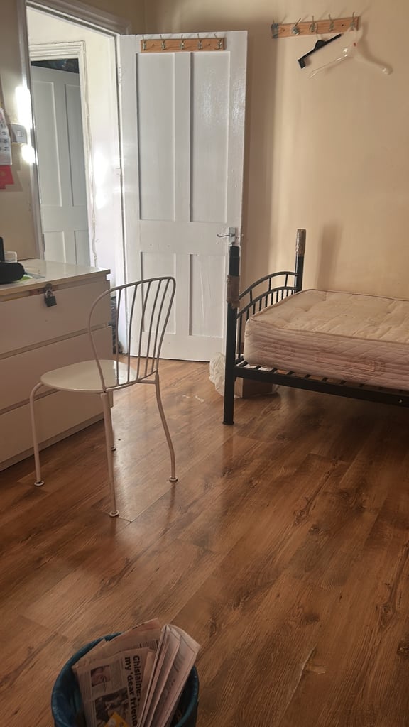 North London next to railway Edmonton have a 2 bedroom flat for rent