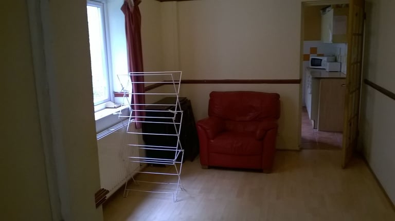 Double room to let rent  in central Swindon town home