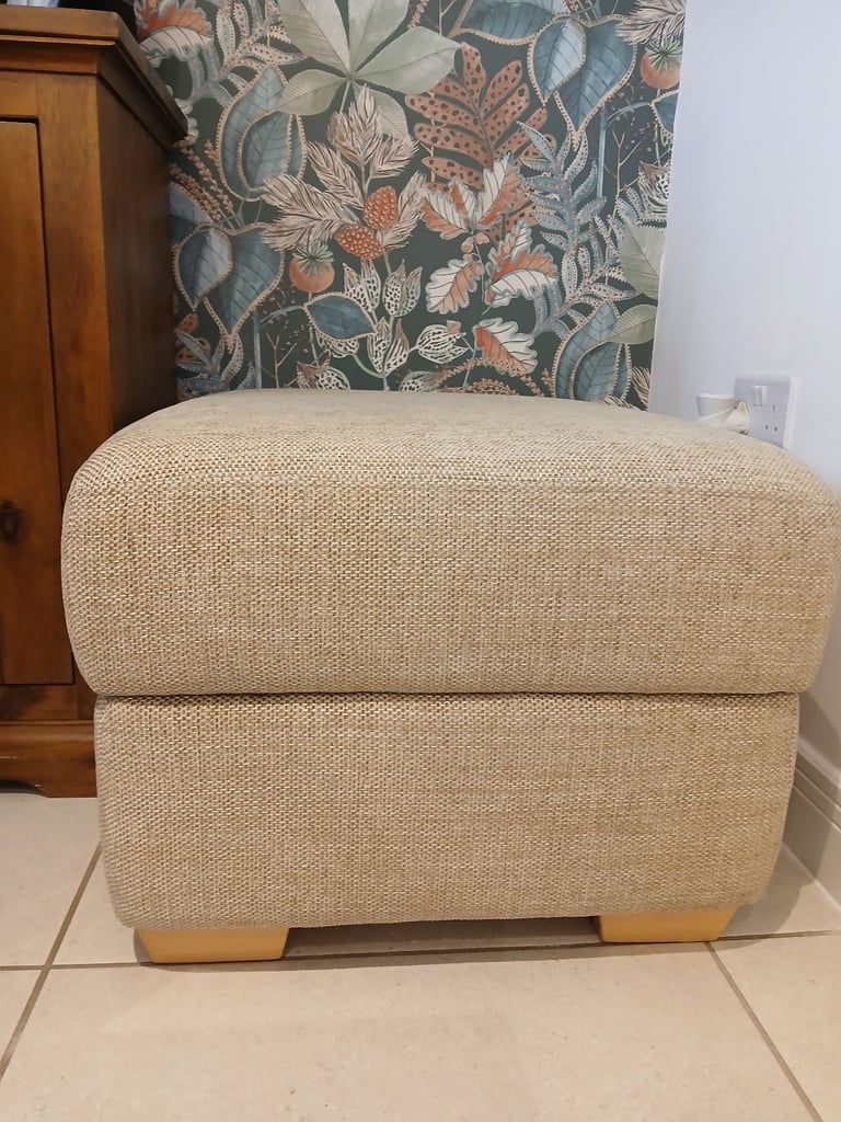 Large storage pouffe