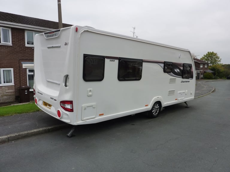 Swift Charisma FIXED ISLAND BED 2018