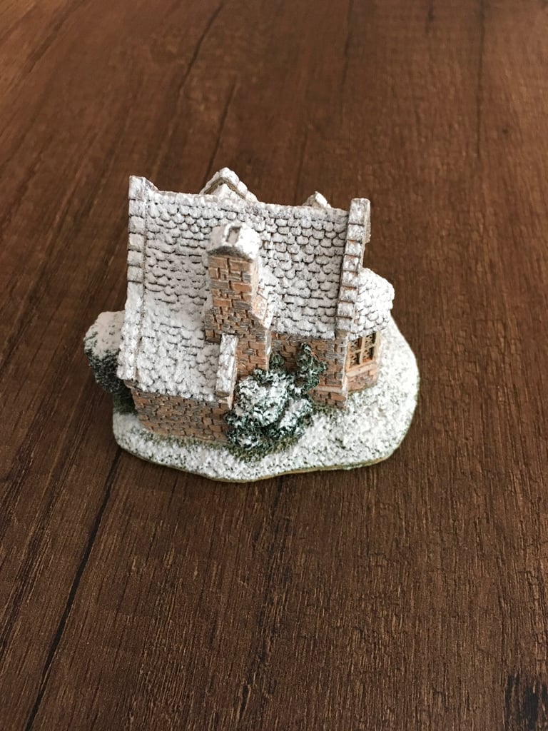 Lilliput Lane ornament. 