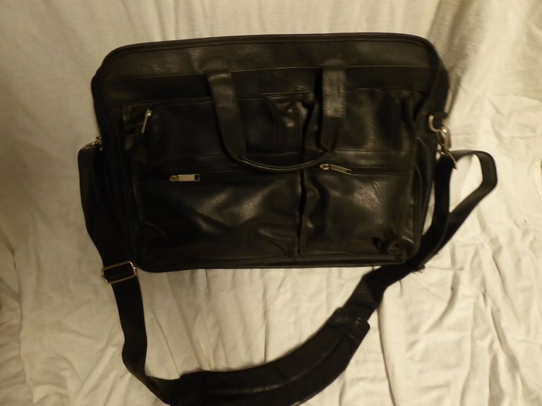 Laptop case with many pockets