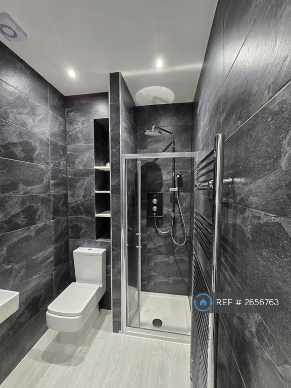 2 bedroom flat in Menzies Road, Aberdeen, AB11 (2 bed) (#2656763)