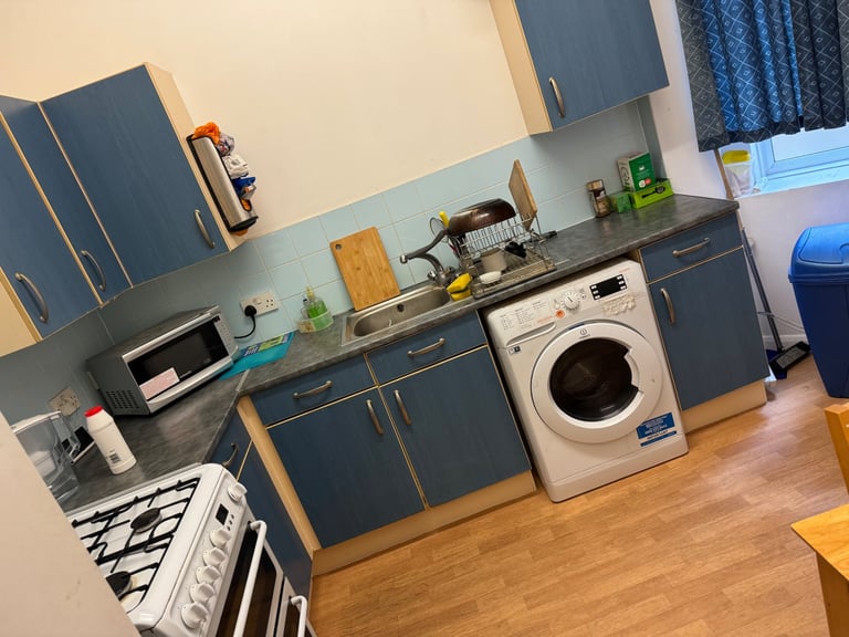 Room near Kilburn, 3 mins walk to the station. Sharing with 2 only 