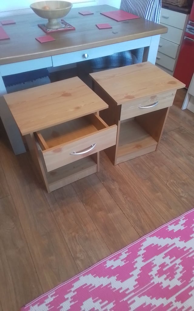 BEDSIDE CABINETS/TABLES 