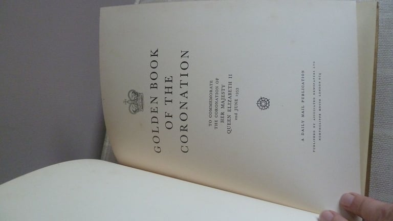 Selection of vintage and modern Royal Family memorabilia books and brochures