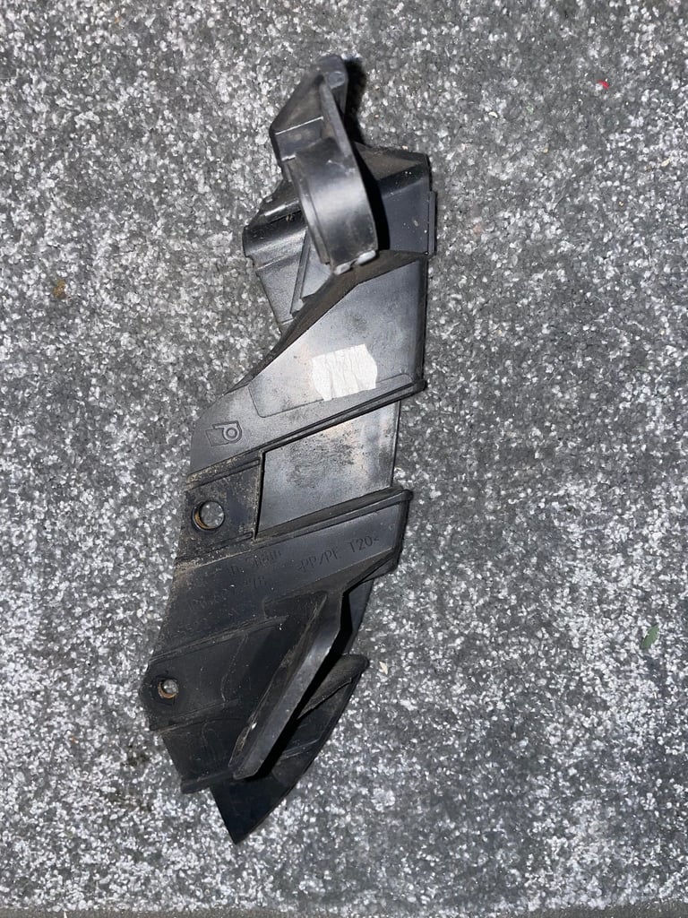 SEAT LEON DRIVERS SIDE REAR BUMPER MOUNTING BRACKET 1P0807378