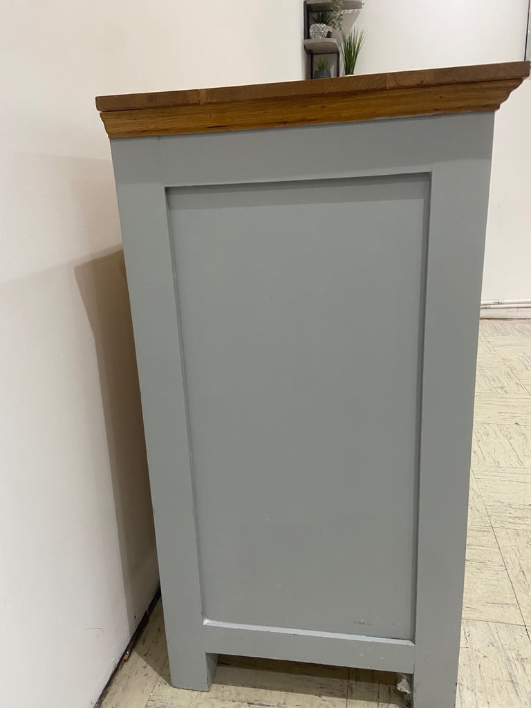 Oak veneer sideboard 