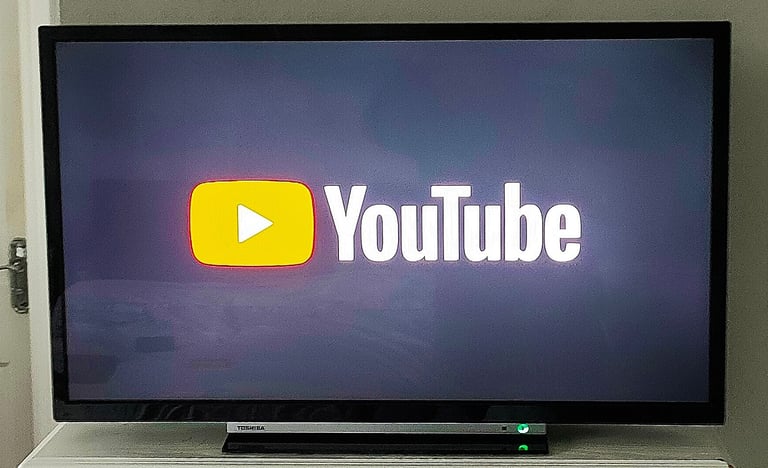 32" TOSHIBA SMART FULL HD SLIM LIGHTWEIGHT WIFI LED APPS TV RC & STAND TOP CONDITION -FREE DELIVERY