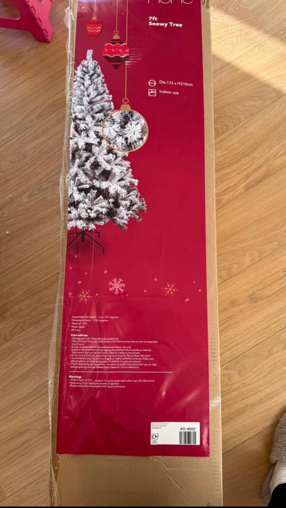 7ft Snowy Christmas Tree, including x2 matching garland & 3000 lights
