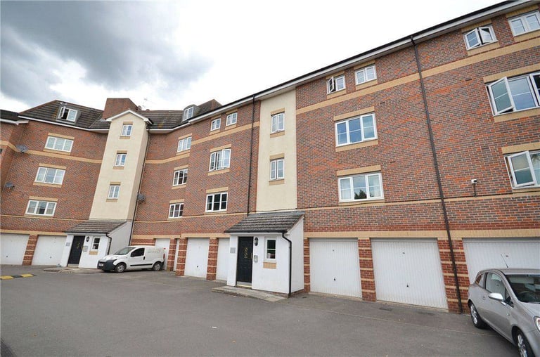 2 Bedroom Flat in Slough / Burnham Own Garage , Parking and Ensuite Bathroom