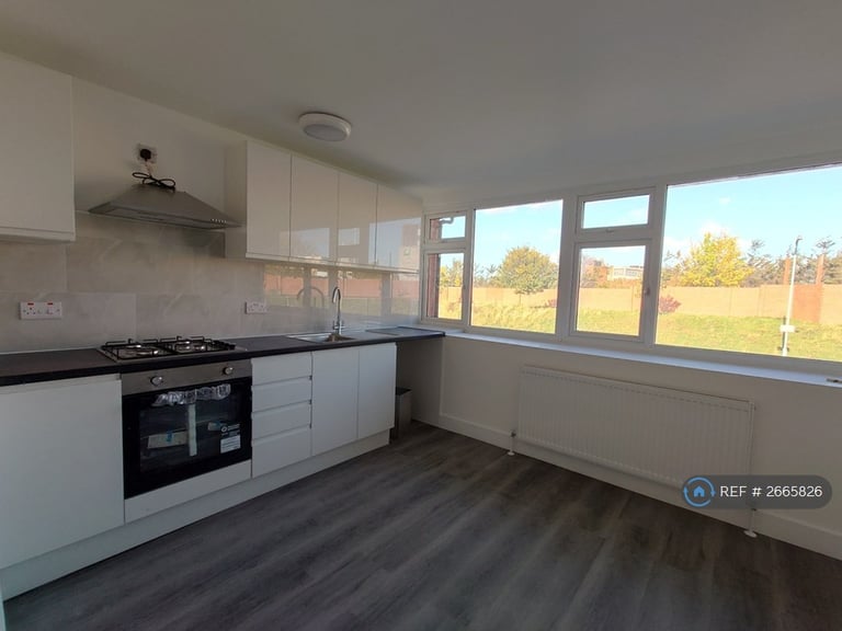 2 bedroom flat in Swindon Close, Ilford, IG3 (2 bed) (#2665826)