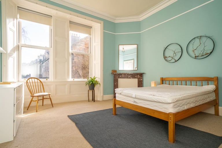 Bright, spacious, extremely well presented 3 bedroom property in Bruntsfield