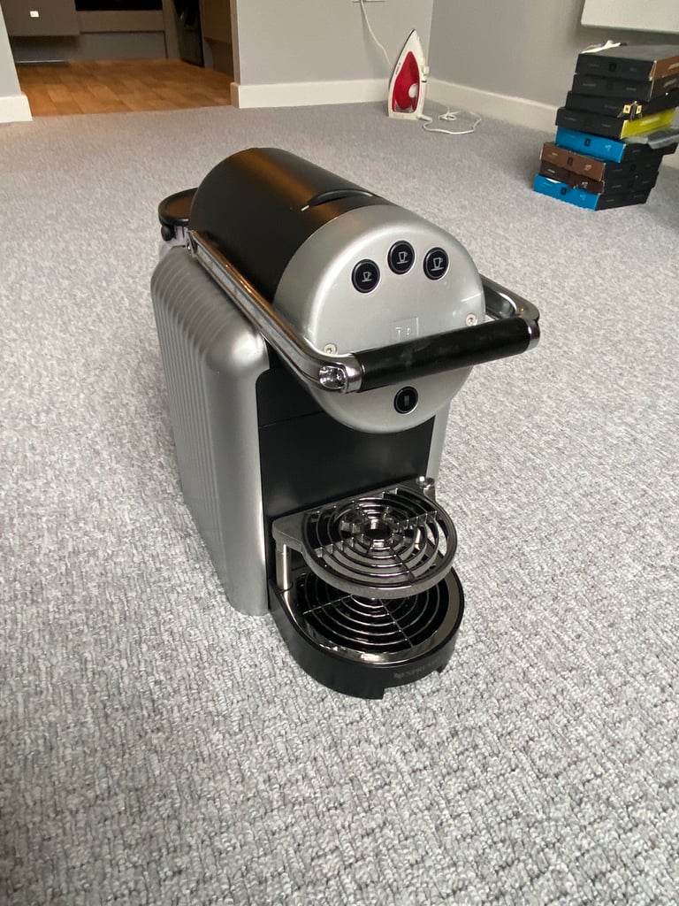 Nespresso Zenius ZN900 pro + 8 boxes of coffee capsules