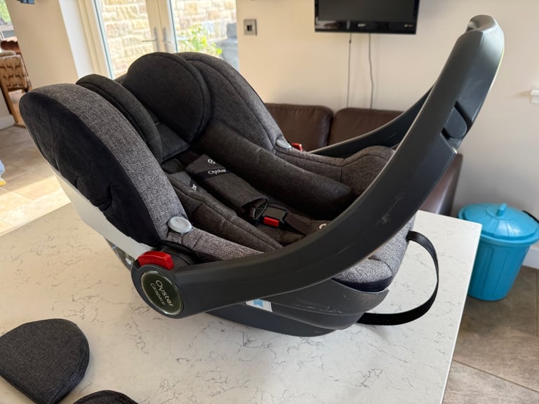 Oyster Carapace car seat and isofix base