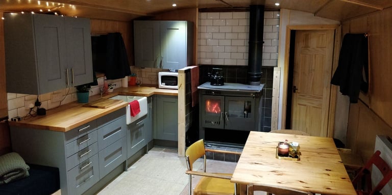 Large Widebeam boat - 2 bedrooms - 2 bathrooms, incl an ensuite - all bills incl - E14 8EG
